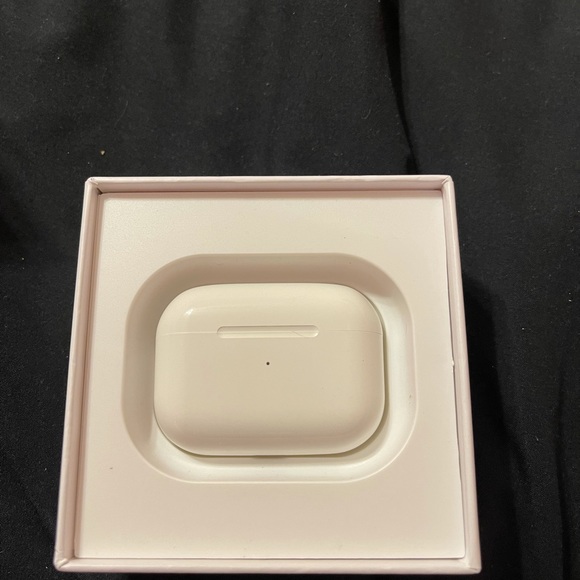 AirPod pros - Picture 4 of 5